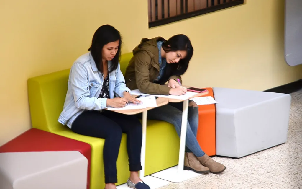 Estudiantes estudiando en la biblioteca