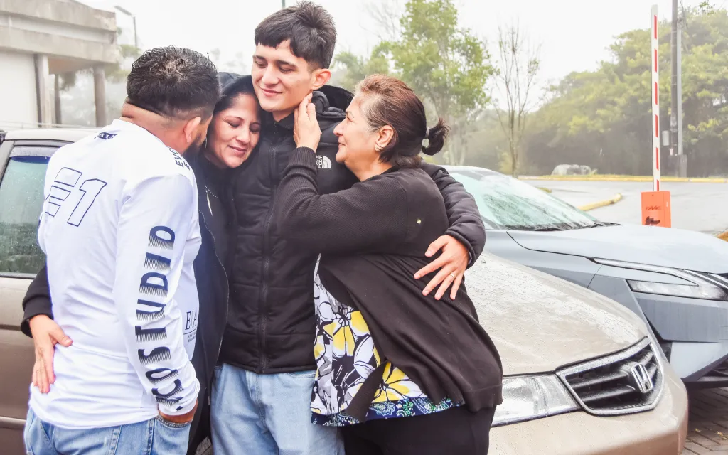 Imagen de familiares despidiendo al estudiante que ingresa al TEC