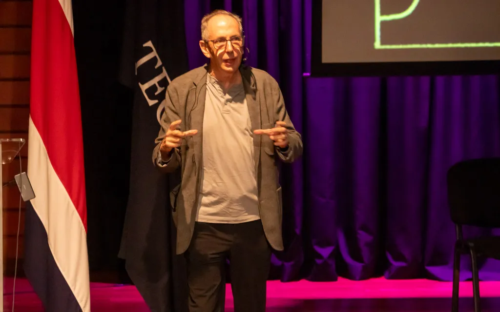 Imagen de Alberto Cañas brindando la charla inaugural
