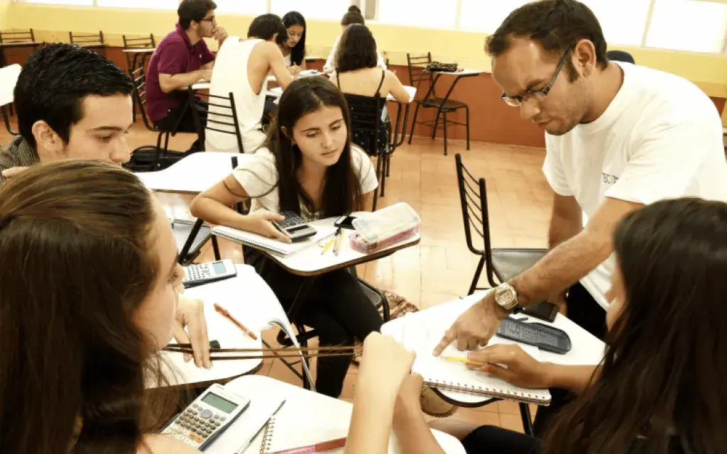 Samuel Valverde, tutor del PAEM, explica los ejercicios de matemática a estudiantes del Colegio Técnico Profesional de San Carlos