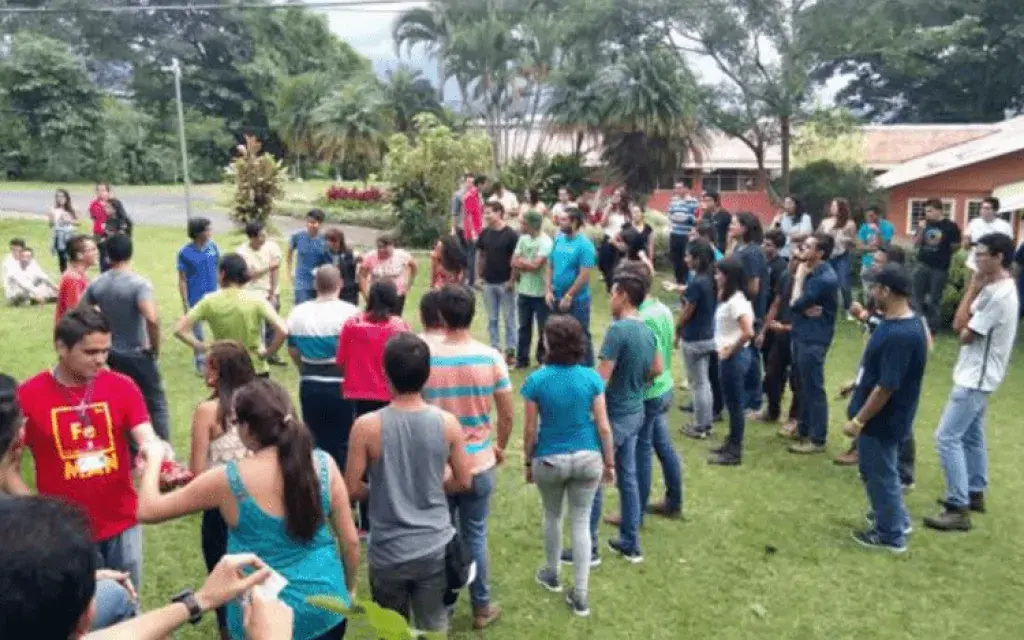 Grupo de estudiantes del Reto 24H – 2015. (Foto cortesía de la Escuela de Administración de Empresas).