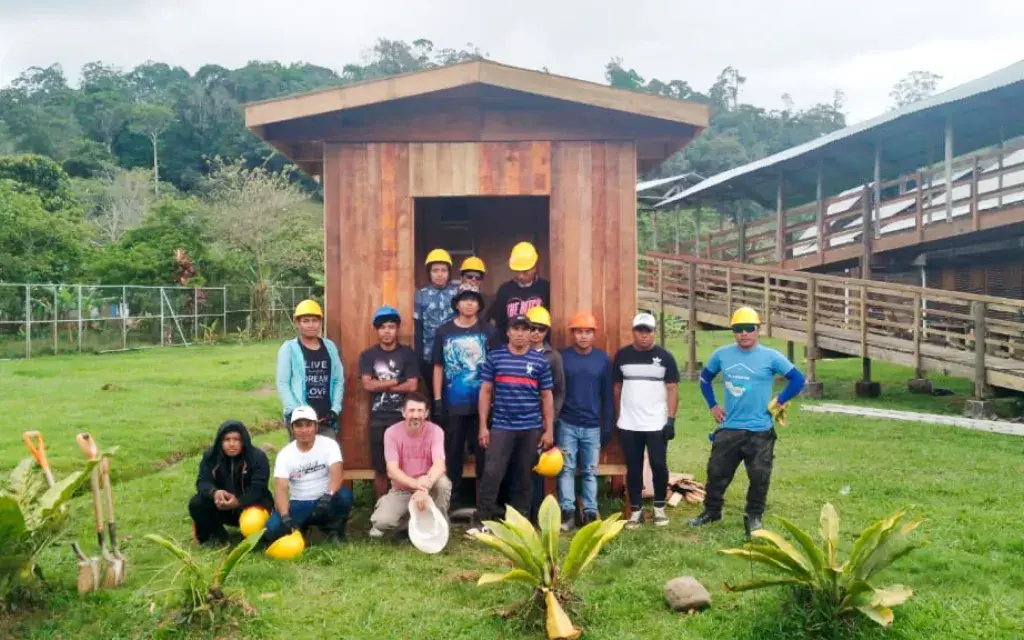 La puesta en práctica de los conocimientos brindados por las personas especialistas del TEC y del INTA, se realizó con la construcción de un pequeño modelo de casa en la que participaron distintos miembros de la comunidad de Alto Chirripó. Fotografía cortesía Verónica Villalobos.