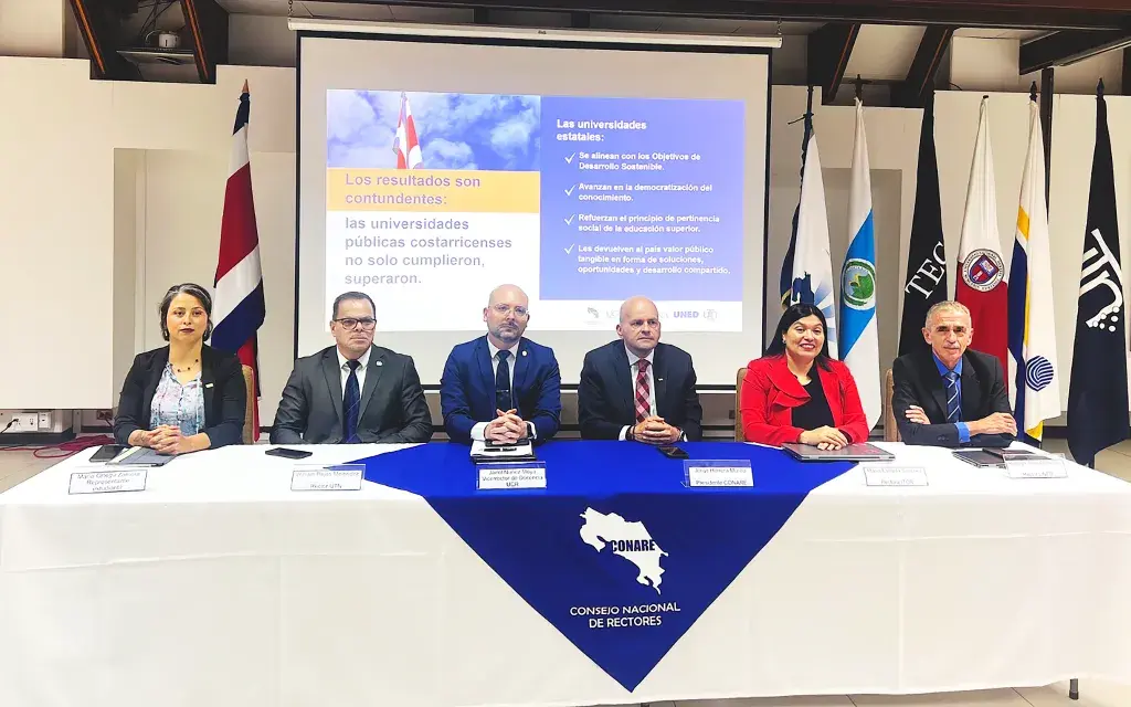 Autoridades universitarias y representación estudiantil de las cinco universidades públicas del país participaron en la conferencia de prensa del CONARE sobre el Informe de Cumplimiento de Indicadores.