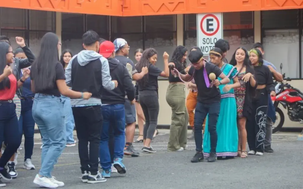 Fotografía de los estudiantes participando a las actividades de baile