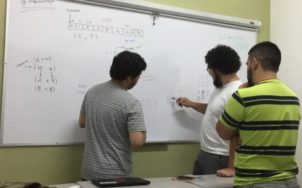 alumnos del TEC reciben tutorías