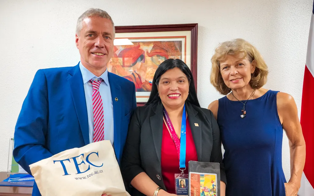 embajador de Alemania en compañía de su esposa y la rectora del TEC