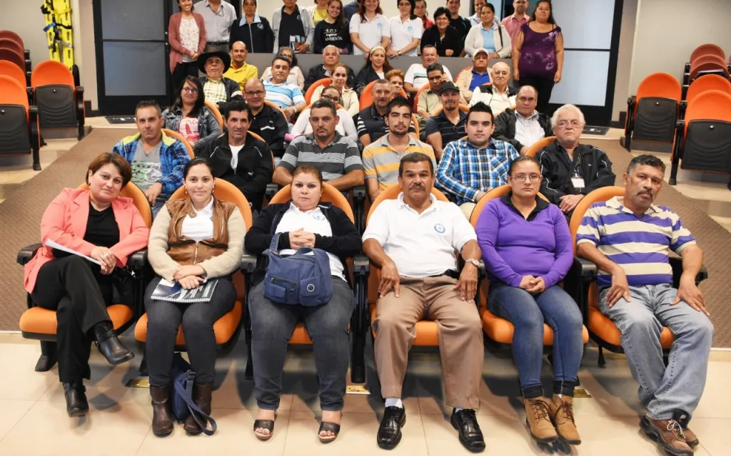 Personas sentadas en el Auditorio D3