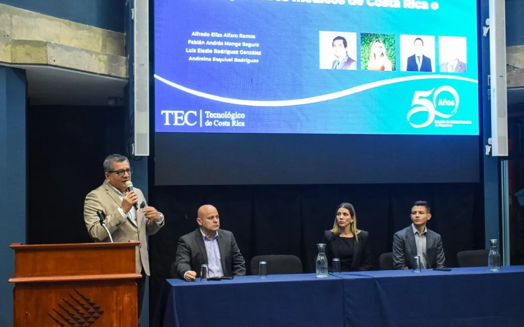 Fotografía durante la presentaición del informe 