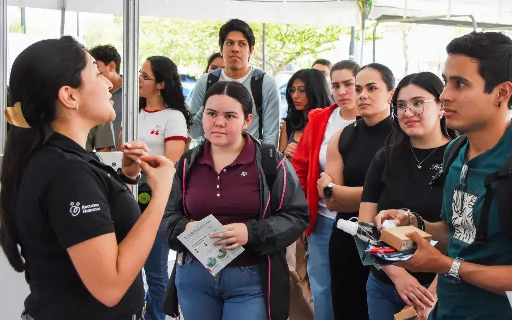 Estudiantes escuchan a expositora en Feria de Oportunidades 2026 del TEC.