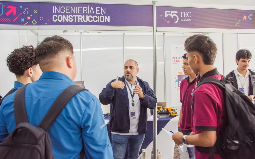 profesor y estudiante en la feria vocacional 2026