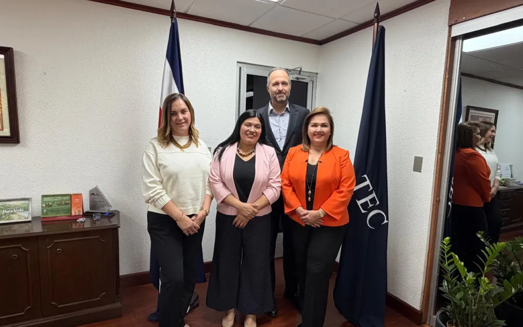 De izquierda a derecha: Rebeca Vargas González, vicepresidenta de Talento Humano del BAC; María Estrada Sánchez, rectora del TEC; Laura Moreno Ramírez, vicepresidenta de Relaciones Corporativas del BAC; y Federico Odio González, presidente ejecutivo del BAC.