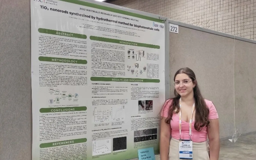 Daniela Zúñiga Rivera, estudiante de Ingeniería en Materiales, en el Centro de Convenciones de Hawái Daniela Zúñiga Rivera, estudiante de Ingeniería en Materiales, en el Centro de Convenciones de Hawái