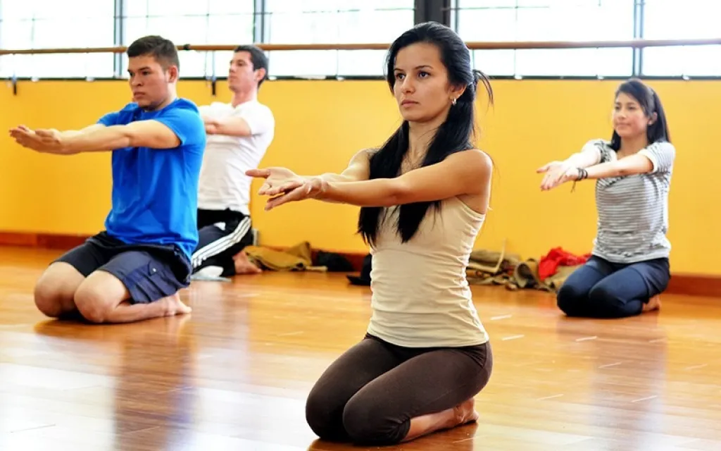 Estudiantes haciendo yoga