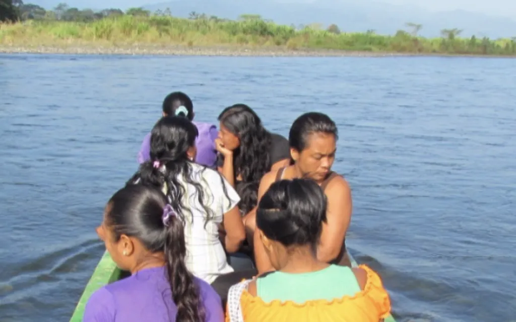 indígenas en bote sobre río telire