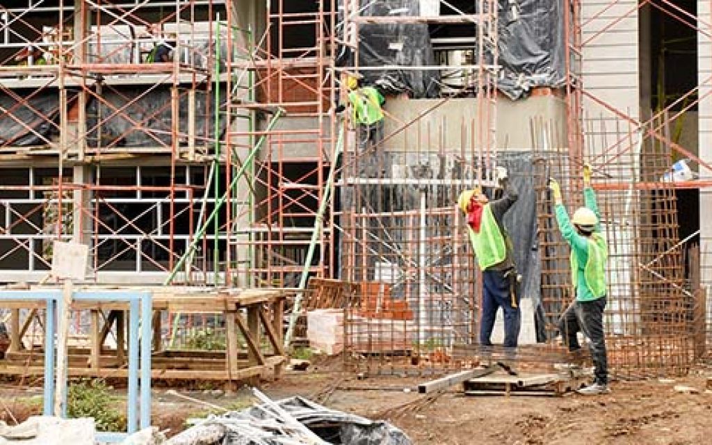 hombres trabajando en construccióm