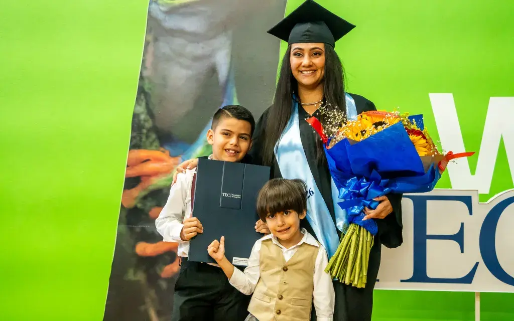 Ingeniera con su título profesional y sus dos hijos