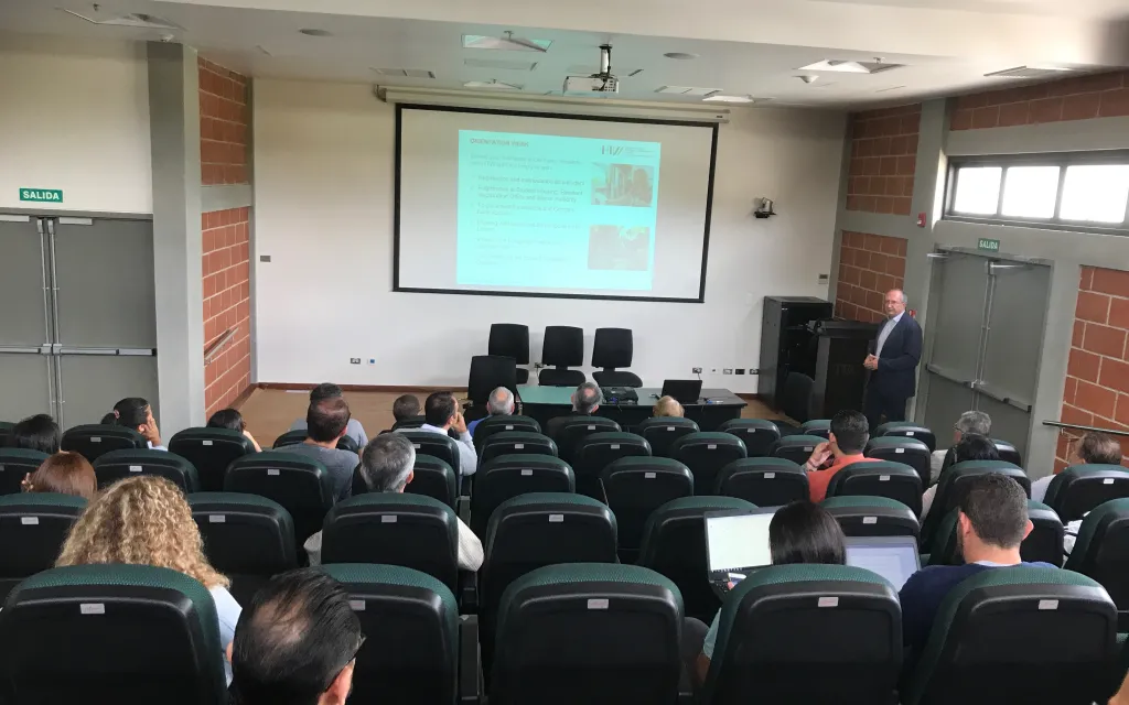 P.hD Thomas Grischek durante presentación