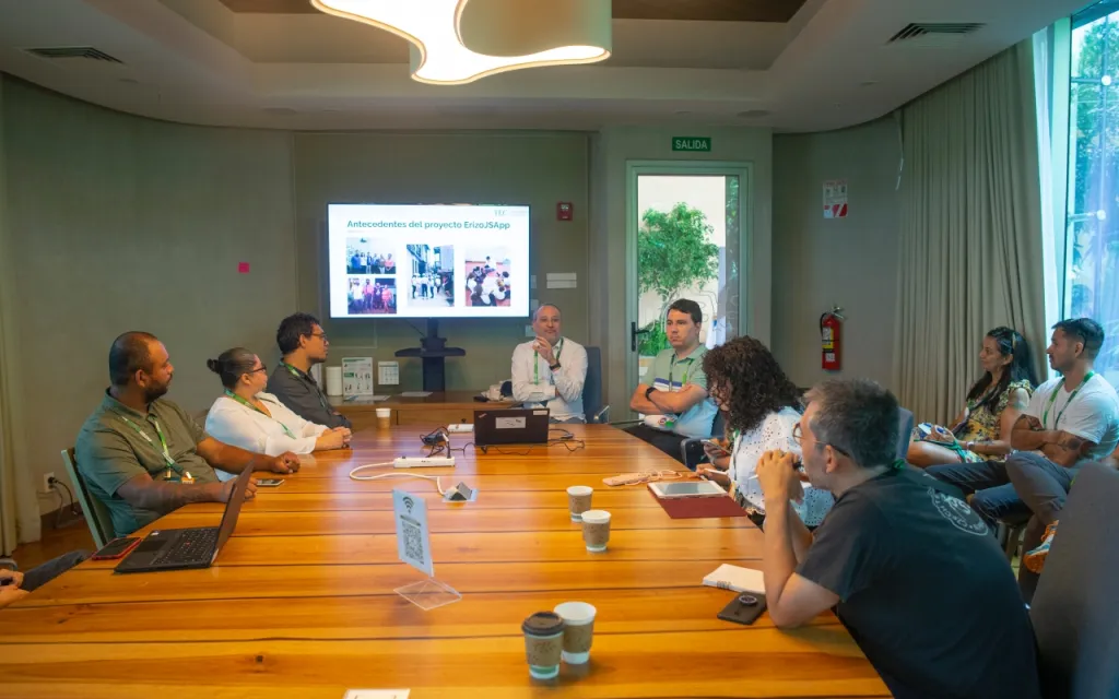 Reunión en una mesa de trabajo.