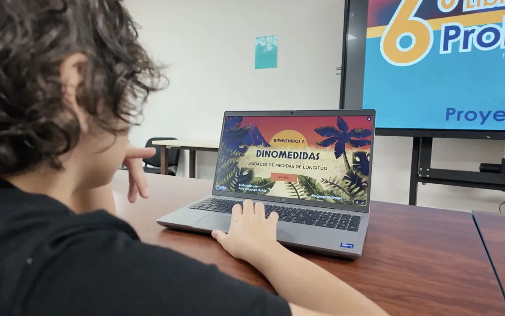 Niño utiliza libro virtual 