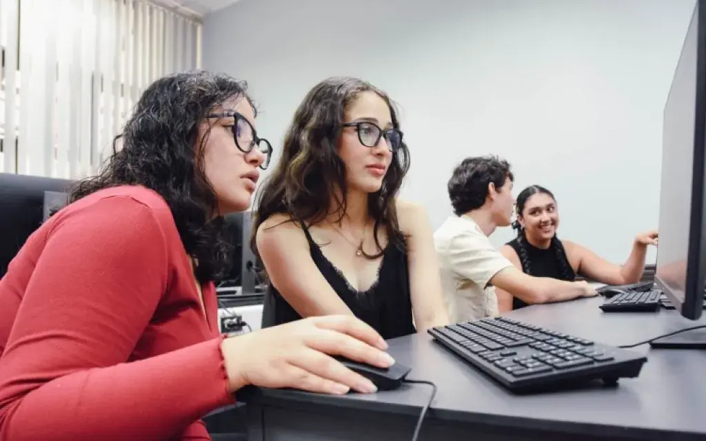 Estudiantes utilizando computadoras