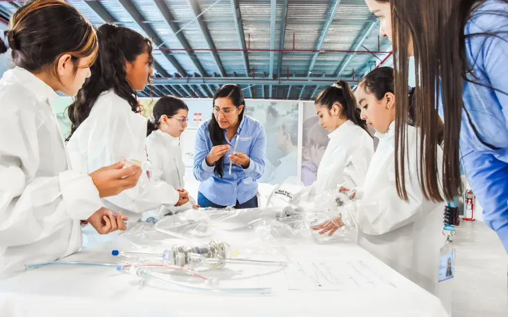 Imagen de varias niñas realizando experimentos