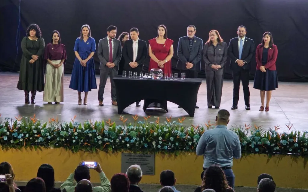Imagen de la firma del pacto del agua