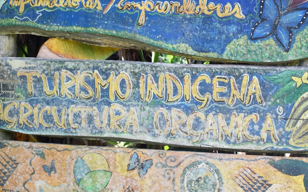 Letrero turismo indígena.