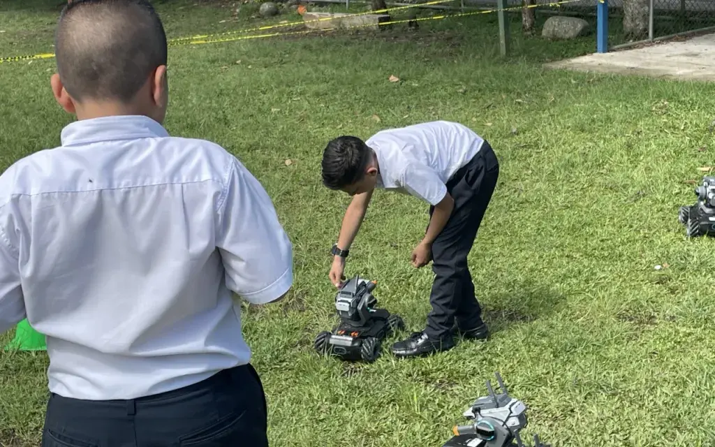 Un total de 525 niñas y niños de los distritos de Las Delicias, Central y San José de Upala aprendieron participaron sobre ciudades sostenibles mediante el uso de la robótica. Imágen cortesía de Vanessa Carvajal.