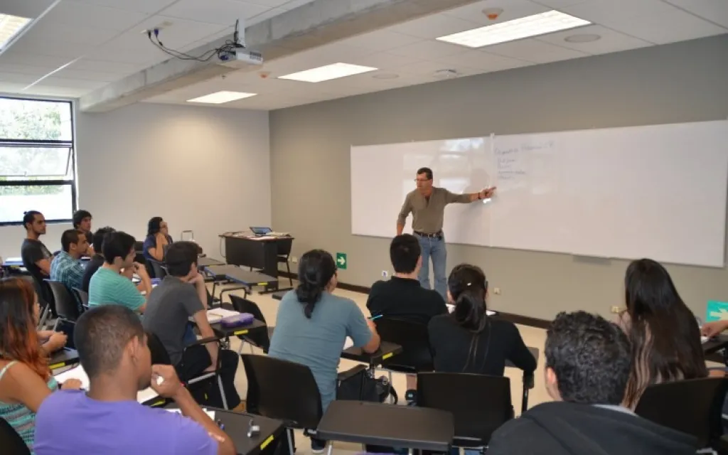 profesor y estudiantes