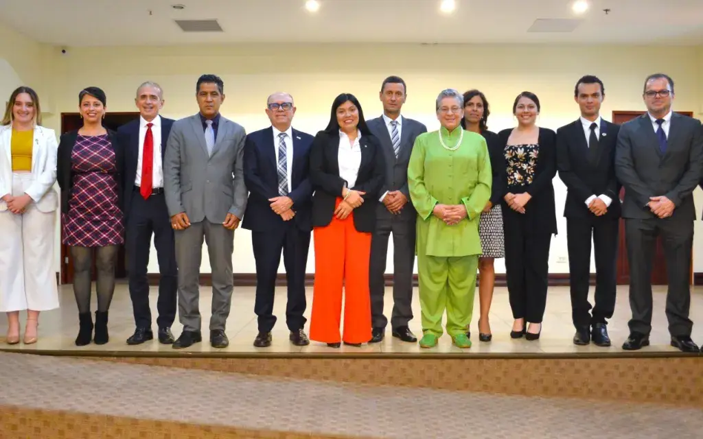 Personas rectoras, ministras y estudiantes, tras la sesión de negociación