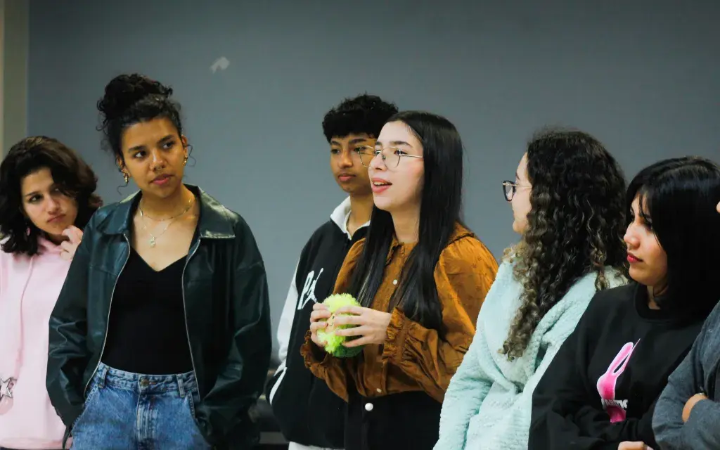 personas estudiantes participan de un taller