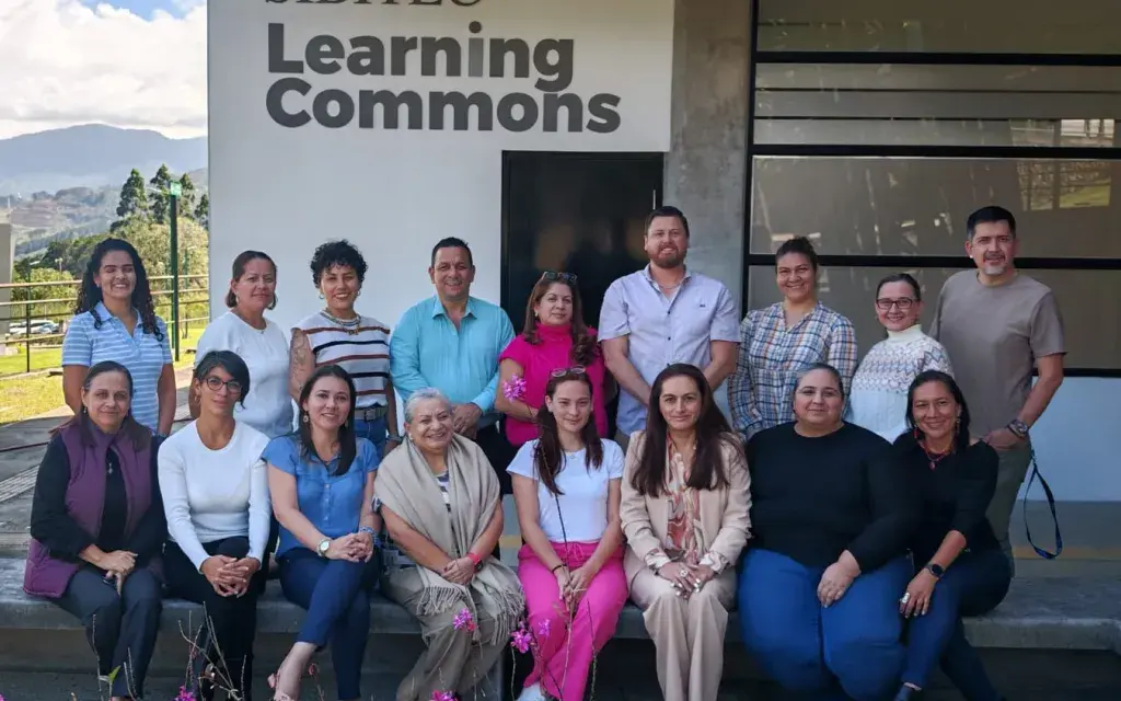 En la foto están posando las personas paricipantes de la Reunión