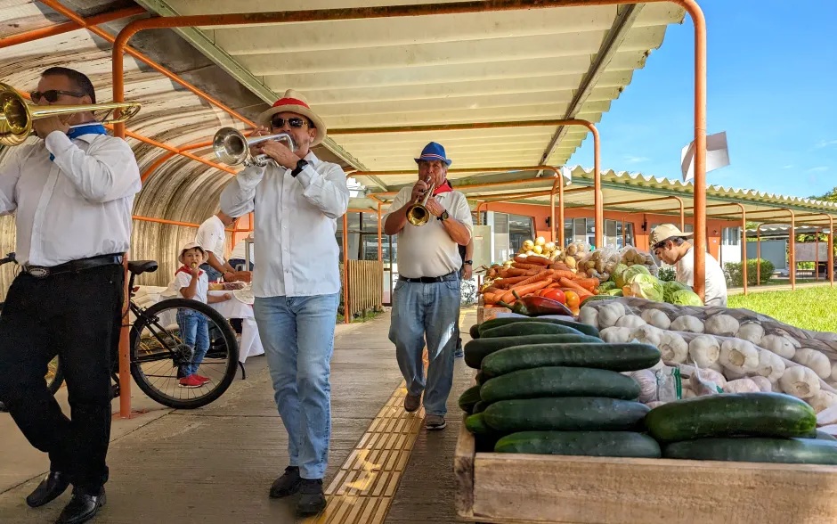 Grupo de personas tocando música en un pasillo del TEC