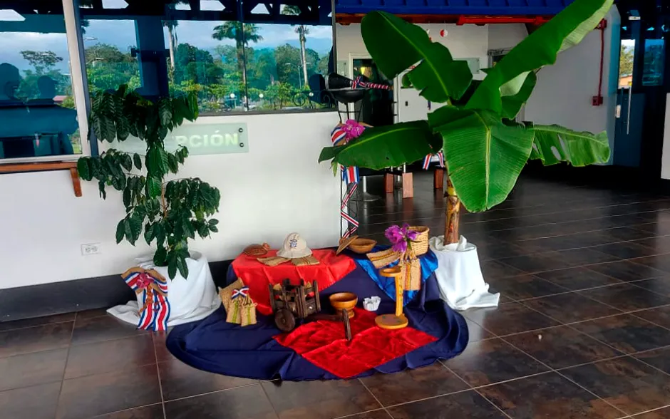 Espacio decorado con objetos típicos de Costa rica