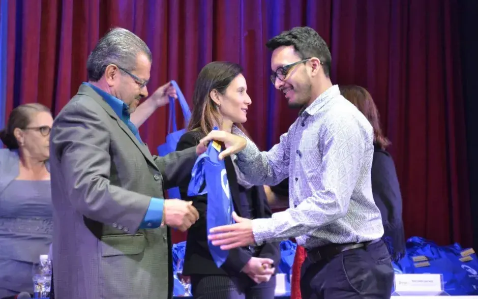 Darner Mora, creador de Bandera Azul Ecológica y director del Laboratorio Nacional de Aguas de Acueductos y Alcantarillados, entregó la bandera de la Sede Central a Luis Chaves de la carrera de Ingeniería Ambiental.