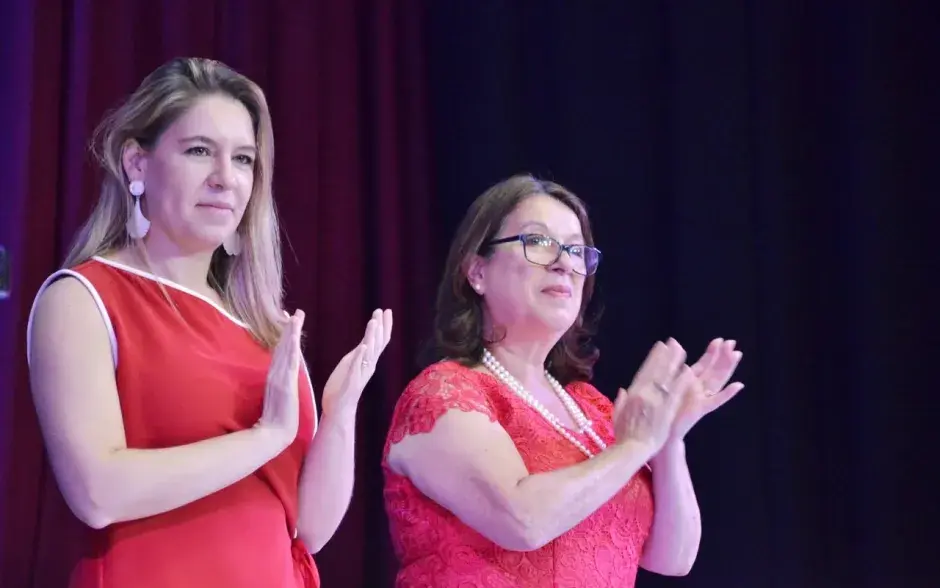 La Primera Dama, Claudia Dobles y la presidenta del AyA, Yamileth Astorga, estuvieron presentes en la actividad de entrega.