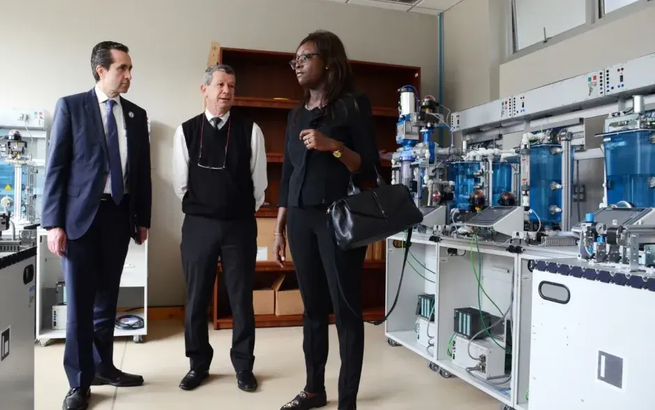 Jorge Familiar junto a Luis Paulino Méndez, coordinador general de la Unidad Coordinadora del Proyecto de Mejoramiento de la Educación Superior por parte del TEC y Seynabou Sakho, en el Laboratorio de Mecatrónica.