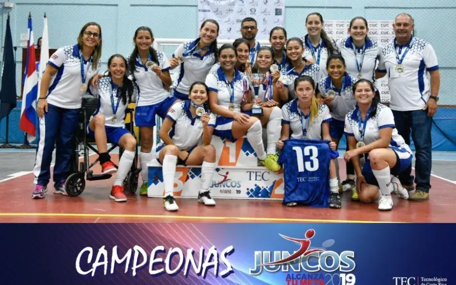 futsala femenino en grupo celebrando gane de los juncos 2019