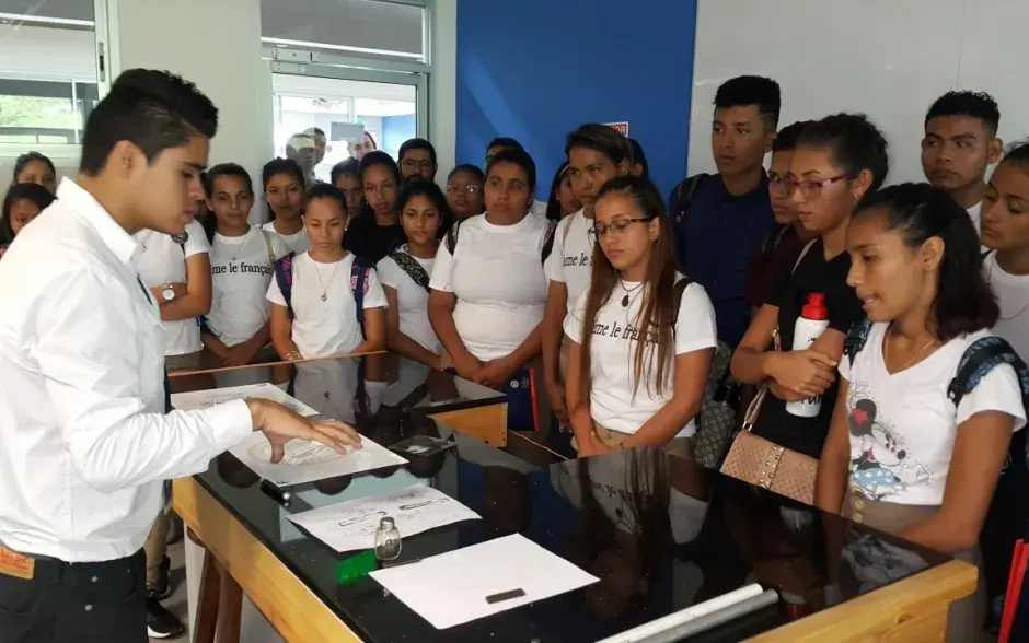 Producción Industrial capturó la atención de los colegiales con los experimentos