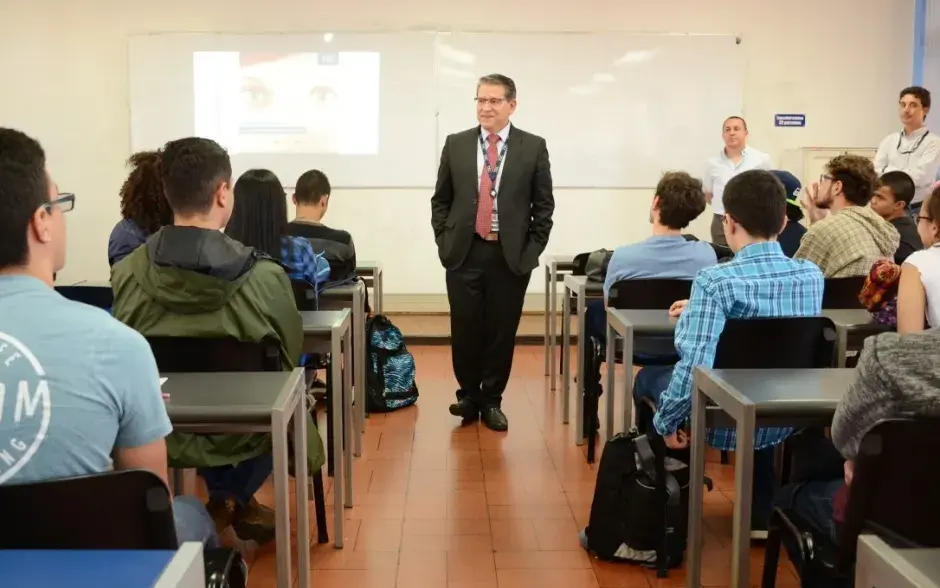 El Rector del TEC, Dr. Julio César Calvo les dio un palabras bienvenida a la primera generación de la carrera de Ingeniería Física.