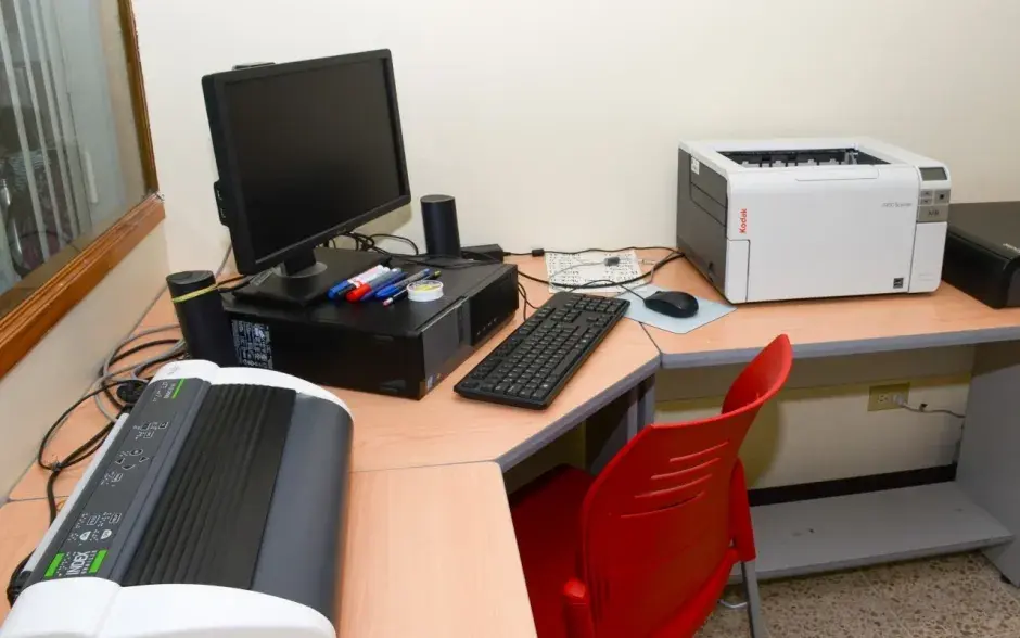 La biblioteca cuenta con un cubículo especial equipado con todas las herramientas tecnológicas que una persona no vidente necesita. (Foto: Andrés Zúñiga / OCM).