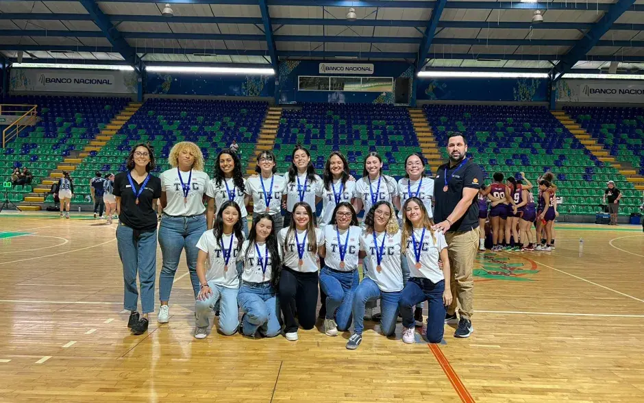 Equipo de baloncesto femenino tercer lugar liga U 2024