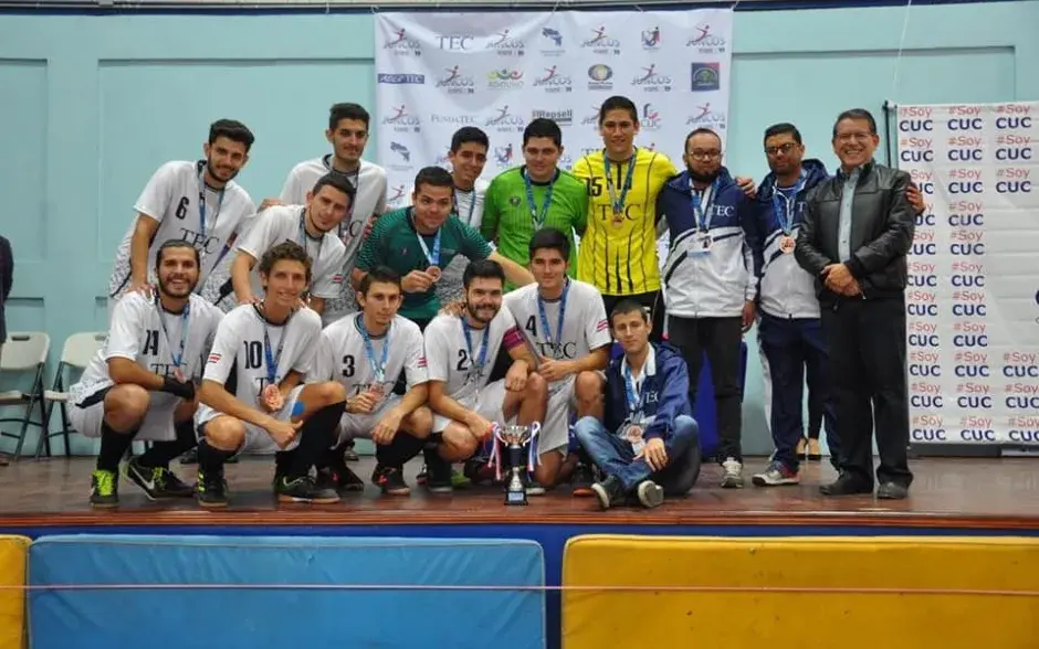 futsala masculino en grupo celebrando el tercer lugar de juncos 2019