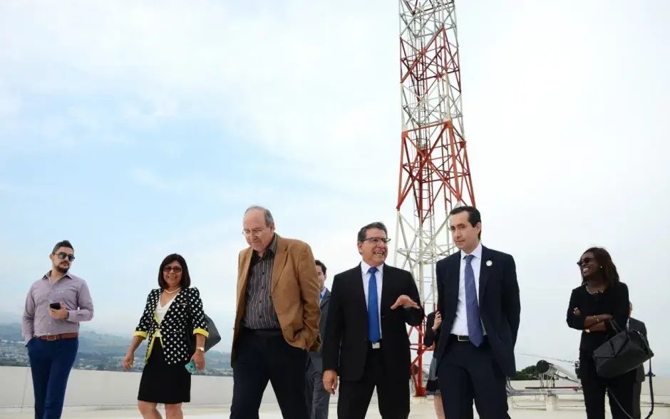Los visitantes junto al rector del TEC, Julio Calvo y Grettel Castro, asistente de la coordinación de la Unidad Coordinadora del Proyecto de Mejoramiento Institucional, en la azotea del edificio de la Escuela de Ingeniería Electrónica.