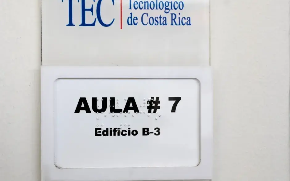 Edificios señalizados en braile. (Foto: Andrés Zúñiga / OCM).