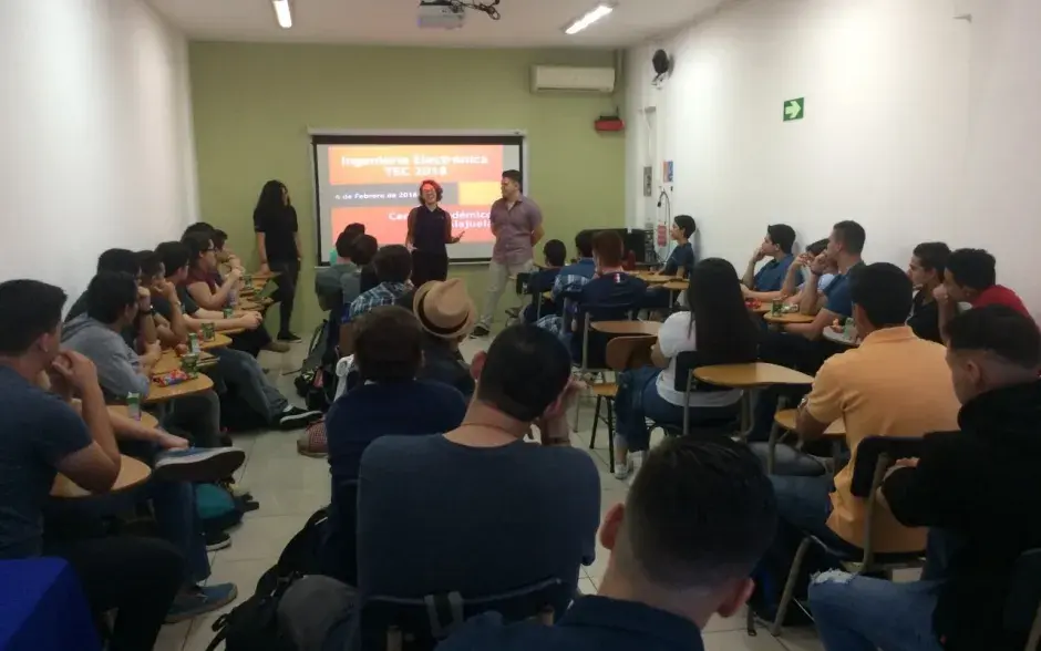 Bienvenida a los estudiantes de la Carrera de Ingeniería Electrónica del Centro Académico de Alajuela. Foto cortesía del Centro Académico de Alajuela.