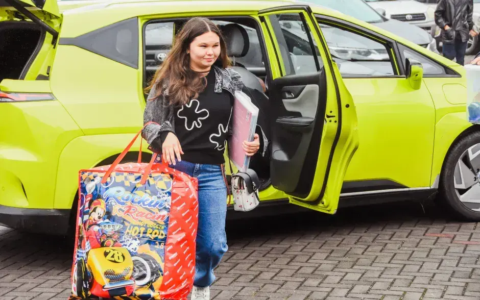 Familia despidiendo a los nuevos estudiantes PAR