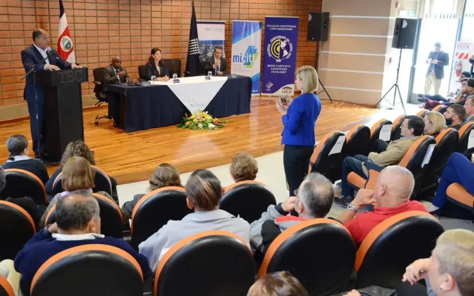 Previo a la inauguración, el Presidente, Rector y autoridades del Científico participaron en un breve acto realizado en el auditorio D3.
