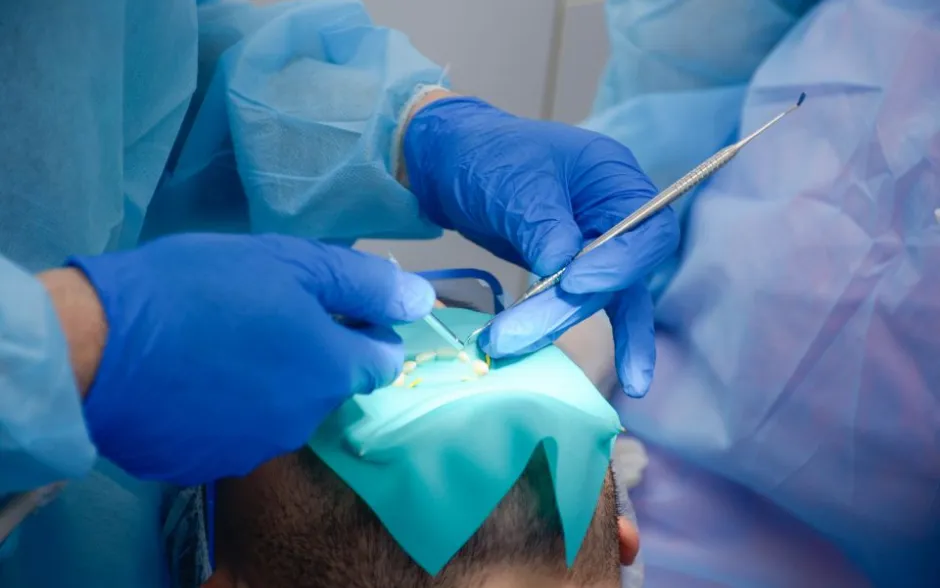 Acercamiento a la dentadura del estudiante mientras el odontólogo trabaja