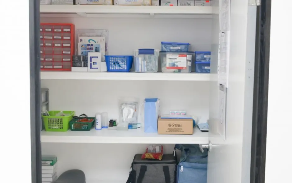 Bodega con insumos como guantes